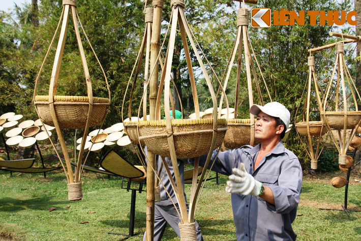 Tại các cơ sở của Saigontourist như: Làng du lịch Bình Quới 1 và 2, Khu du lịch Văn Thánh, Tân Cảng..., hàng trăm công nhân cũng đang tất bật tạo hình, làm các tiểu cảnh để thực hiện thi công đường hoa.