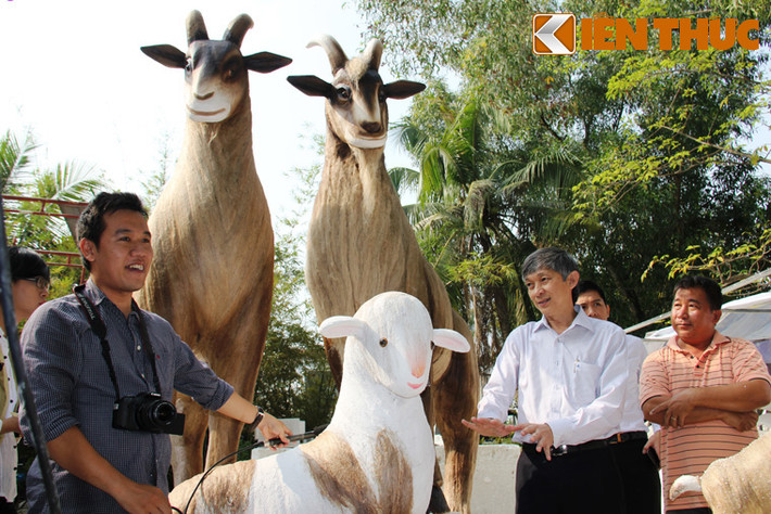 Ông Trần Hùng Việt (áo trắng) - Tổng Giám đốc tổng công ty du lịch Sài Gòn (Saigontourist) cho biết: "Đến thời điểm này, mọi công tác chuẩn bị vật liệu, tiểu, đại cảnh để thi công đường hoa đã đạt gần 80% và đảm bảo đúng tiến độ để thực hiện đường hoa vào ngày 18 tháng Chạp, chính thức khai mạc đêm 28 tết và phục vụ người dân kéo dài đến hết mùng 4 tết".