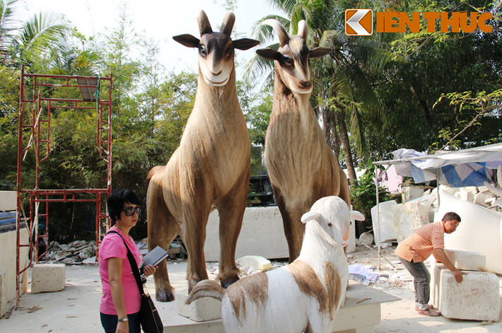 Cặp dê núi Ninh Bình to lớn, cao 2,7m, dáng vẻ uy nghi đứng cùng chú dê con, biểu tượng cho niềm hạnh phúc, an bình của các gia đình Việt Nam trong năm mới.