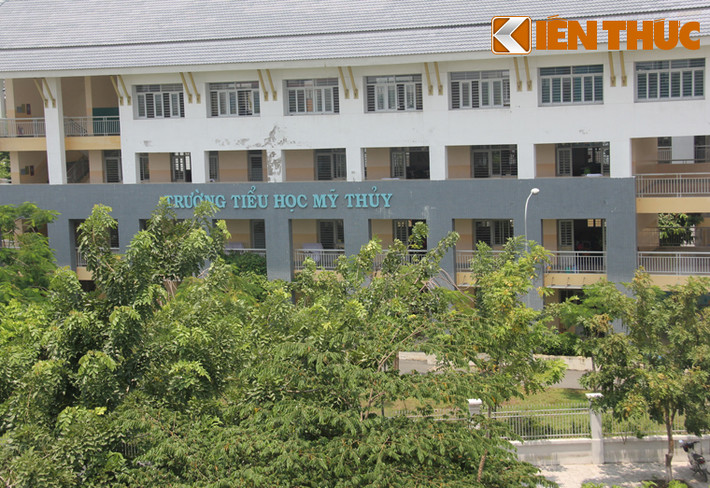 Các trường học có hàng nghìn em học sinh chỉ cách bãi IMDG chỉ vài trăm mét.