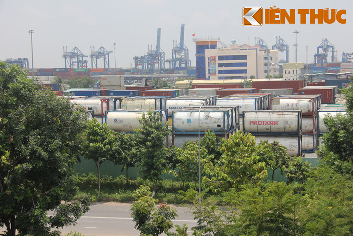 Theo UBND quận 2, khu vực bãi IMDG (khu vực để các loại hóa chất) của cảng lớn nhất Việt Nam này hiện đang có hàng trăm container, bồn chứa hóa chất nguy hiểm, dễ cháy nổ.