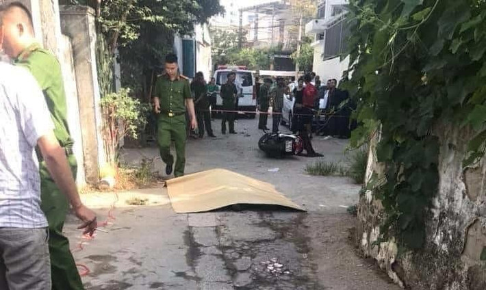 Tại hiện trường người phụ nữ mặc bộ quần áo màu tối tử vong tại chỗ, cách chiếc xe máy SH khoảng 2m.