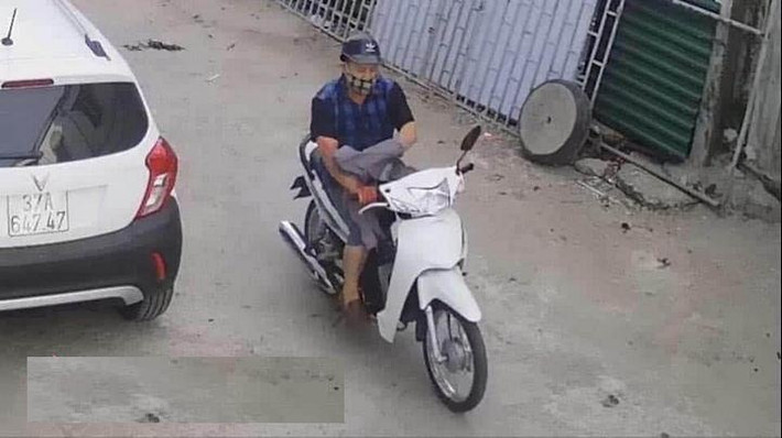 Sau khi xuống xe, người đàn ông cãi vã với người phụ nữ rồi rút dao đâm nhiều nhát vào người này.