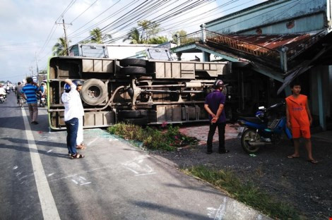 3. 30 người thương vong khi trên đường đi ăn hỏi Khoảng 0h ngày 10/1, ô tô khách BKS 83B – 00062, do tài xế Đỗ Tấn Phú (ngụ huyện Mỹ Tú, tỉnh Sóc Trăng) điều khiển chở theo 29 người, do gia đình ông Lê Văn Tua (56 tuổi, ngụ ấp Đông Hải, xã Đại Hải, huyện Kế Sách, Sóc Trăng) thuê đi dự đám hỏi con trai tại TP.HCM. Khi chiếc xe lưu thông trên QL1A, đoạn thuộc địa phận ấp Trường Khánh 2, thuộc xã Long Thạnh, Phụng Hiệp, Hậu Giang, thì bất ngờ đâm phải một người đi bộ băng qua đường. Cú đâm khiến ông Trần Văn Thôn (40 tuổi, ngụ ấp Phụng Sơn, xã Tân Long, huyện Phụng Hiệp) chết tại chỗ. Đồng thời chiếc xe khách tiếp tục đâm vào nhà dân và lật nhào ngang, làm 29 người trên xe bị thương.