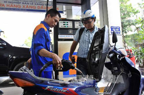 3. Giá xăng tăng 670 đồng/lít Từ 16h30 hôm nay, các doanh nghiệp kinh doanh xăng, dầu đầu mối điều chỉnh tăng giá bán lẻ xăng và dầu diesel. Cụ thể, giá bán lẻ xăng RON 92 tăng 670 đồng/lít, xăng E5 tăng 570 đồng/lít,giá dầu diesel 0.05S cộng 293 đồng/lít, riêng giá dầu hỏa và dầu mazút giữ nguyên.