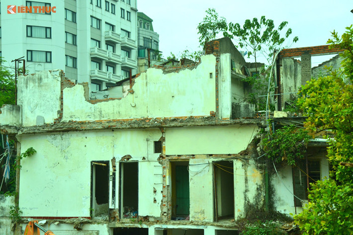 Ngày 13/6/2012, UBND thành phố Hà Nội ban hành Quyết định số 2598/QĐ-UBND về việc thu hồi khu đất này, bàn giao cho Công ty cổ phần tư vấn đầu tư tài chính Toàn Cầu để thực hiện dự án xây dựng lại khu tập thể và cải tạo, sắp xếp lại trụ sở làm việc với tổng mức đầu tư khoảng 190 tỷ đồng. Ảnh: Hồng Liên.