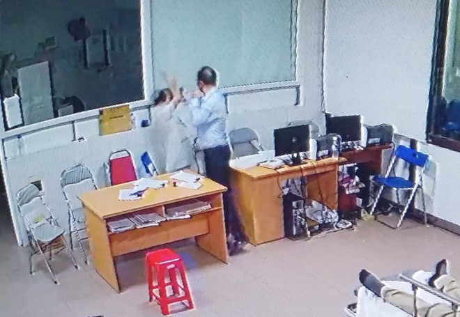 Giám đốc đánh nữ bác sĩ ở Nghệ An: Ông Nguyễn Đình Hoàng Thắng, Giám đốc Công ty Cổ phần Xây dựng Tân Thắng (Nghệ An) thừa nhận là người tát liên tiếp vào mặt nữ bác sĩ Bệnh viện 115 Nghệ An đêm 18/8/2017.