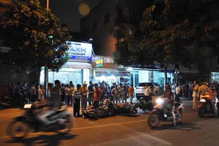 Cú tông hàng loạt gây tiếng động khủng khiếp làm cả khu dân cư chấn động. Ngay sau đó, chiếc xe "điên" lao tiếp lên vỉa hè khiến 2 thiếu nữ vừa tan ca ở một công ty gần đó đang đi bộ trên vỉa hè không kịp chạy...