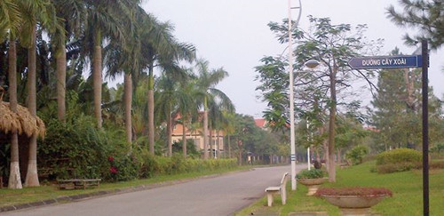 Khu đô thị Quang Minh được xây dựng từ những năm 2000 với hàng trăm căn biệt thự, nhà liền kề. Dự án Khu đô thị Quang Minh do CTCP Đầu tư xây dựng Long Việt (Công ty Long Việt) làm chủ đầu tư với vốn đầu tư 600 tỷ đồng. Ảnh: Hải Ninh/Kiến Thức.