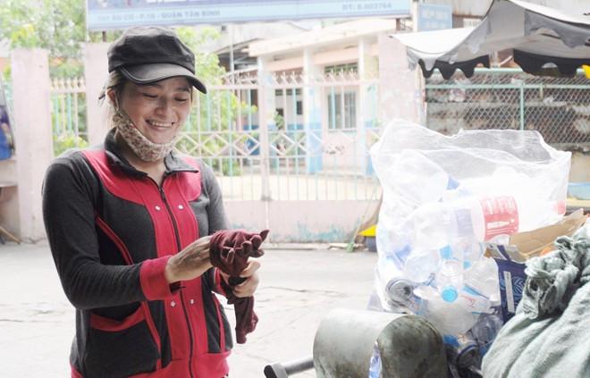 9. Chị ve chai nhận tiền hoán đổi hơn 1 triệu yên rách, nát Ngày 23/10, chị Hồng "vé chai" - Nguyễn Thị Ánh Hồng (36 tuổi, quê Quảng Ngãi, tạm trú quận Tân Bình, TP.HCM) - người nhặt được 5 triệu Yên trong chiếc loa thùng cũ cách đây hơn 1 năm trước (nhưng có hơn 1 triệu Yên bị rách nát) đã đến Ngân hàng TMCP Hàng Hải Việt Nam (Maritime Bank) phòng giao dịch Phan Xích Long, quận Phú Nhuận để nhận lại hơn 1 triệu Yên.