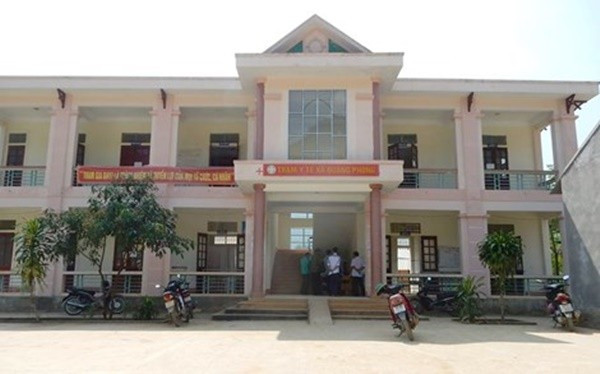 4. Bé 3 tháng tuổi ở Nghệ An tử vong sau tiêm vaccine 5 trong 1 Sáng 20/10, sau khi tiêm vaccine 5 trong 1 tại Trạm y tế xã Quang Phong, huyện Quế Phong, khoảng 4 phút, cháu bé Lô Tuấn Trường (sinh ngày 4/7/2015) khóc ré lên rồi ngất lịm, toàn thân tím tái. Dù được cấp cứu ngay lập tức nhưng cháu bé đã tử vong. Cùng ngày, Hội đồng tư vấn chuyên môn đã có cuộc họp và xác định, không có sai sót trong tiêm chủng. Tuy nhiên, do gia đình không đồng ý khám nghiệm tử thi nên không có cơ sở khoa học chắc chắn để xác định nguyên nhân tử vong mà chỉ nghiêng nhiều về nguyên nhân do sốc phản vệ sau tiêm chủng.