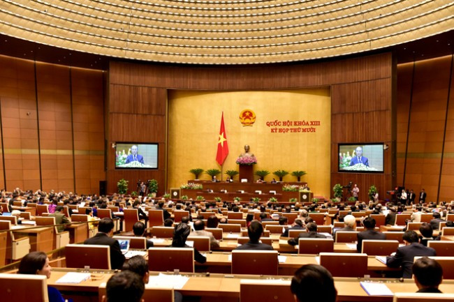 3. Khai mạc kỳ họp thứ 10, Quốc hội khóa XIII Ngày 20/10, kỳ họp thứ 10, Quốc hội khóa XIII đã chính thức khai mạc. Theo thông tin đưa ra trong cuộc họp báo do Văn phòng Quốc hội tổ chức, kỳ họp lần này sẽ kéo dài hơn 1 tháng. Tại kỳ họp này, Quốc hội sẽ xem xét thông qua 18 Luật, 16 Nghị quyết và cho ý kiến vào 8 Dự luật khác, trong đó có những Dự luật quan trọng như: Bộ luật Dân sự sửa đổi, Bộ luật Hình sự sửa đổi hay Luật Trưng cầu dân ý.