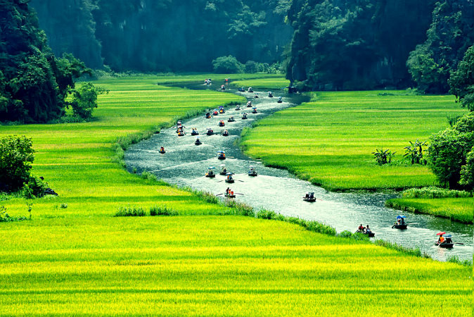 10. Việt Nam lọt top 20 điểm đến yêu thích nhất Thế giới Tạp chí du lịch Mỹ Condé Nast Traveler (CNT) vừa công bố danh sách 20 điểm đến yêu thích nhất thế giới do độc giả bình chọn, trong đó Việt Nam vinh dự được xếp thứ 12/20. Việt Nam được xếp thứ 12 bởi đất nước yên bình, có thắng cảnh đẹp và ẩm thực phong phú. Đầu bếp nổi tiếng của Mỹ Anthony Bourdain nói với CNT rằng “Việt Nam không giống với bất cứ nơi đâu, cứ như một hành tinh khác, một “loại gia vị” đã hút hồn tôi và thật sự tôi không muốn rời khỏi đất nước này”.