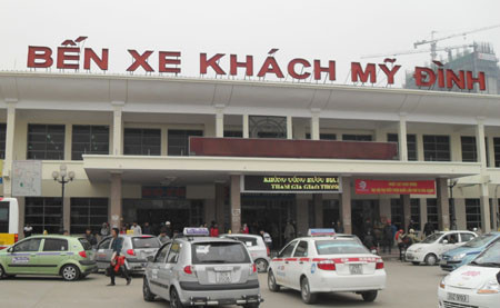 2. Công an, thanh tra vào cuộc vụ xin “nốt” xe 600 triệu đồng Trước thông tin xin “nốt” xe vào bến Mỹ Đình đến 600 triệu đồng, chiều 19/10, ông Nguyễn Hoàng Linh, Phó Giám đốc Sở GTVT Hà Nội cho biết, sáng 20/10 Sở GTVT Hà Nội tổ chức cuộc họp với Bộ GTVT và các bên liên quan, trong đó có Công an, Thanh tra thành phố để làm rõ thông tin trên. Liên quan đến thông tin đơn vị nào đang trực tiếp cấp “nốt” xe trên địa bàn Hà Nội hiện nay, chiều qua ông Nguyễn Hoàng Linh cho biết, việc này Sở GTVT đảm nhiệm và được thực hiện theo Thông tư 63 của Bộ GTVT. Cũng theo ông Linh, hiện Sở GTVT Hà Nội đang cấp “nốt” xe hoàn toàn miễn phí cho DN.
