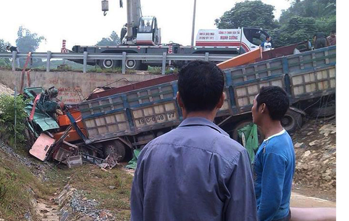 6. Xe tải lao xuống rãnh thoát nước, 1 người tử vong Khoảng 5h sáng nay ngày 23/10, tại km 196 trên cao tốc Hà Nội – Lào Cai, đoạn thuộc địa phận xã Tân An (huyện Văn Bàn – Lào Cai), xe tải hạng nặng BKS 19C-040.77 lưu thông theo hướng Hà Nội – Lào Cai. Khi đến đoạn đường trên, xe tải bất ngờ lao xuống rãnh thoát nước ở vệ đường khiến đầu xe bị biến dạng. Cú va chạm mạnh đã khiến phụ xe tử vong, còn tài xế bị thương nặng được người dân đưa đi cấp cứu trong tình trạng nguy kịch.