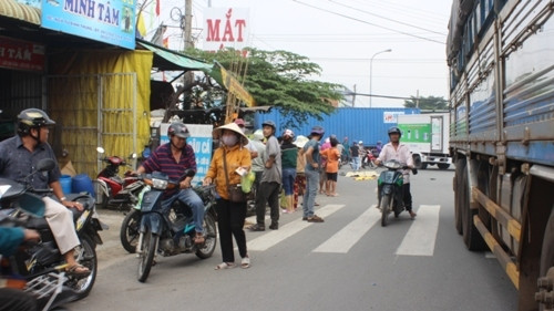 3. Bình Dương: Người phụ nữ bị xe tải cán chết giữa ngã tư Khoảng 9h30 ngày 20/10 tại ngã tư Bình Thung, quốc lộ 1K (khu phố Đông Tác, phường Tân Đông Hiệp, thị xã Dĩ An, Bình Dương), bà Võ Thị Mẫn (sinh năm 1947, quê Nghệ An) điều khiển xe đạp trên đường ĐT 743A hướng từ ngã tư 550 về ngã tư Bình Thung thì bất ngờ bị xe tải mang BKS 48C – 025.17 lưu thông cùng chiều tông phải. Cú va chạm khiến bà Mẫn cùng chiếc xe đạp bị kéo lê nhiều mét, bà Mẫn chết tại chỗ.