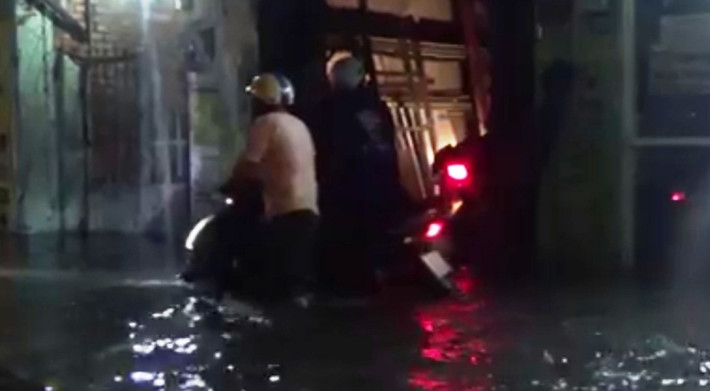 Đến tận hơn 22h khuya hôm qua (19/5), hàng loạt tuyến đường ở TP HCM vẫn còn ngập sâu trong nước. Nhiều người dân bì bõm lội trong nước để tìm đường về nhà.