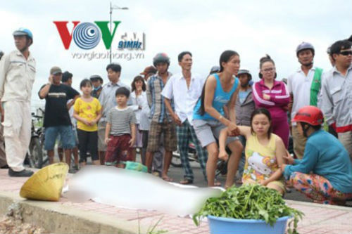 2. Hái rau bên đường ray, người phụ nữ bị tàu cuốn tử vong Hơn 6h sáng ngày 12/7, bà Phạm Thì Hòe (59 tuổi, quê Hải Dương) hái rau muống ven đường ray xe lửa ở phường Hiệp Bình Chánh (quận Thủ Đức). Một lúc sau tàu SE1 chạy hướng Nam – Bắc lao đến. Bà Hòe không để ý nên bị tàu tông chết tại chỗ. Đoàn tàu đã cử nhân viên ở lại hiện trường phối hợp với lực lượng chức năng quận Thủ Đức lập biên bản.