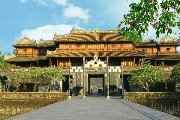 10. Cố đô Huế Nếu người thân của bạn là người ưa thích sự bình lặng, tĩnh tại, trầm ngâm thì Huế cổ kính là điểm đến phù hợp nhất cho dịp này. Bạn có thể đi ô tô hoặc tàu từ Hà Nội vào đó với giá tour 2 ngày 3 đêm khoảng 2,5 triệu. Nếu đi máy bay, chi phí sẽ cao hơn một chút.
