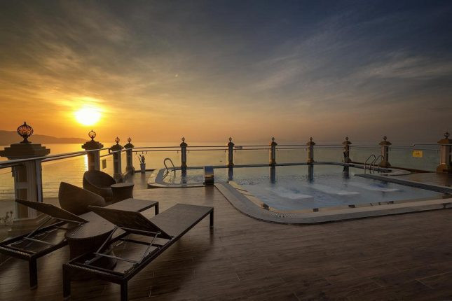 Hồ bơi đầy ấn tượng và hiện đại. Ảnh: fantasea.vn.