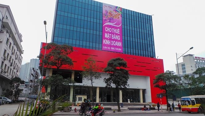 5. Tòa nhà Ecoba- Machinco Dự án Tòa nhà Ecoba- Machinco (đường Trần Phú, Hà Đông) cũng nằm trong danh sách dự án chung cư thi công và tự ý đấu nối hạ tầng, làm ảnh hưởng đến vỉa hè lát đá tự nhiên. Ảnh: Tiền Phong.