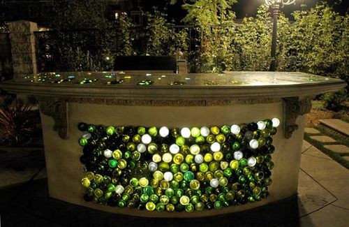 Bạn có thể tận dụng vỏ chai bia, chai rượu gắn kết lại thành chiếc bàn ở quầy bar độc đáo. Ảnh: ideiasgreen.tumblr.com.