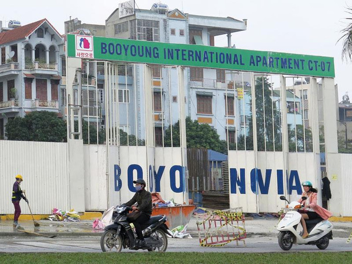 2. Booyoung Vina Dự án chung cư cày nát vỉa hè tiền tỷ tiếp theo là Khu chung cư quốc tế Booyoung (Dự án Booyoung Vina - đường Nguyễn Trãi, Hà Đông, Hà Nội) do Công ty TNHH Booyoung Việt Nam - Hàn Quốc làm chủ đầu tư, với tổng diện tích 4.3 ha, vốn đầu tư 171 triệu USD. Ảnh: Quang Hà/dautubds.baodautu.vn.