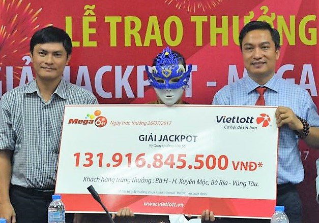 Do đó, Bộ Tài chính đề xuất cho sửa thuế suất với thu nhập từ trúng thưởng như sau: Đối với giải thưởng dưới 5 tỷ đồng, Bộ Tài chính đề xuất nộp thuế 10%; với giải thưởng trên 5 tỷ đồng – 10 tỷ đồng, đề xuất nộp thuế 20% và Bộ Tài chính đề xuất nộp thuế 30% đối với giải thưởng từ 10 tỷ đồng trở lên. Ảnh: Giao thông.