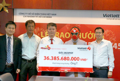 4. Giải thưởng xổ số Theo Bộ Tài chính, căn cứ vào quy định hiện tại của Luật Thuế TNCN thì thu nhập từ trúng thưởng sẽ áp dụng thuế suất toàn phần 10% cho phần giá trị trúng thưởng vượt trên 10 triệu đồng. Tuy nhiên, từ khi xuất hiện loại hình trả thưởng của xổ số Vietlott đã có nhiều ý kiến cho rằng cơ quan quản lý nên tính toán lại mức thuế TNCN đối với thu nhập từ trúng thưởng để phù hợp với hình thức xổ số Vietlott bởi mức đóng thuế ở Việt Nam quá ít so với người trúng số độc đắc ở Mỹ. Ảnh: báo Tổ Quốc.