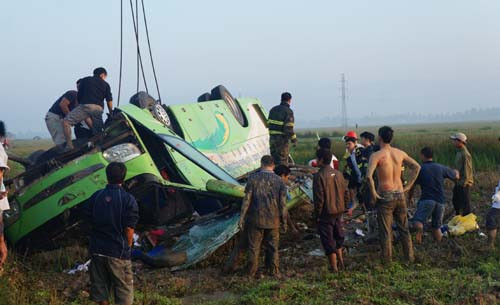 4. Xe chở khách đi đám cưới bị lật, một người chết Khoảng 5h sáng 29/11/2014, xe hợp đồng chở hơn 30 người từ Lạng Sơn đi ăn cưới ở huyện Đô Lương, Nghệ An dó tài xế Nguyễn Văn Cảnh (30 tuổi, trú tại Hậu Lộc, Thanh Hóa) điều khiển. Khi tới địa bàn xã Nghi Vạn thuộc đường tránh thành phố Vinh chiếc xe mất lái, đâm gãy cọc tiêu đường, lao xuống ruộng và lật ngửa khiến một người chết tại chỗ, 20 người bị thương.