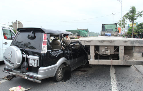 2. Đám cưới thành đại tang khi 8 người gặp nạn Khoảng 4h30 sáng 19/7/2015, ôtô 7 chỗ biển Nghệ An do tài xế Hồ Tuấn Sáu (49 tuổi, trú Nam Đàn) cầm lái lưu thông trên quốc lộ 1A hướng Nam - Bắc. Đến thị trấn Hà Trung (huyện Hà Trung, Thanh Hóa), ôtô này bất ngờ đâm vào phía sau xe đầu kéo biển Thanh Hóa. Cú đâm mạnh khiến 3 nạn nhân gồm Lê Văn Mùi (48 tuổi), Nguyễn Văn Tân (62 tuổi) và Nguyễn Thái Hà (29 tuổi, đều quê Nghệ An) tử vong trên đường đi cấp cứu. 5 người còn lại bị thương nặng.