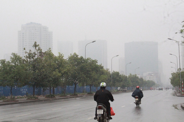 các tòa cao ốc mờ dần trong làn sương mù trắng.