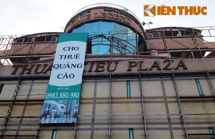 Phần mặt tiền của toà nhà khá đẹp song lại bị lãng phí một các đáng tiếc và chỉ để trưng dụng làm một bãi giữ xe.
