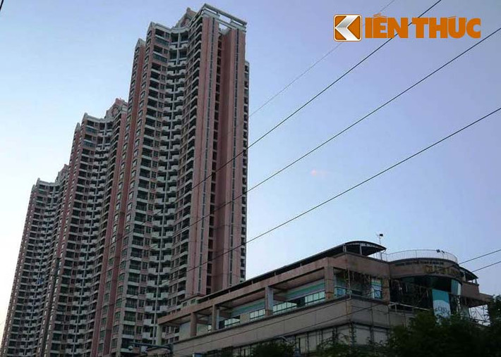 Nằm ở vị trí đắc địa nhất của Sài Gòn (vùng Chợ Lớn, quận 5, TP HCM), toà nhà từng được xem là một trong những nơi giao thương, sinh sống sầm uất bật nhất thành phố, nhưng cuối cùng Thuận Kiều plaza lại rơi vào hoang phế, vắng vẻ lạ thường.