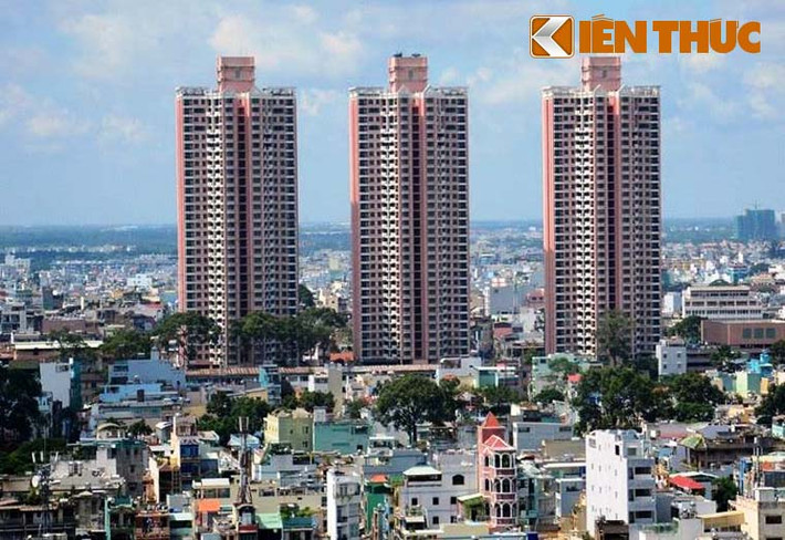 Thuận Kiều Plaza là tòa cao ốc được xây dựng hơn 20 năm trước với tổng kinh phí hơn 55,386 triệu USD do Công ty xây dựng thương mại Sài Gòn 5 (nay thuộc Tổng công ty Địa ốc Sài Gòn TNHH MTV) hợp tác cùng Công ty Kings Harmony Intl Ltd (Hong Kong) xây dựng, trong đó phía VN góp 25% tổng vốn xây dựng.