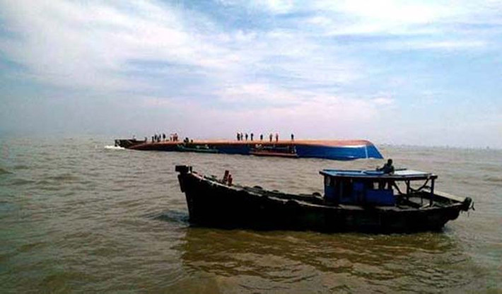 Suốt từ sáng đến tận chiều nay (31/10), các lực lượng tìm kiếm cứu hộ vẫn đang dùng nhiều phương tiện hiện đại, trực thăng...tiếp cận con tàu gặp nạn để nhanh chóng tìm kiếm, cứu sống các nạn nhân. 11h25 cùng ngày, anh Nguyễn Trọng Tường, một trong số 5 thuyền viên mất tích đã được đưa ra khỏi tàu chuyển vào đất liền cấp cứu.