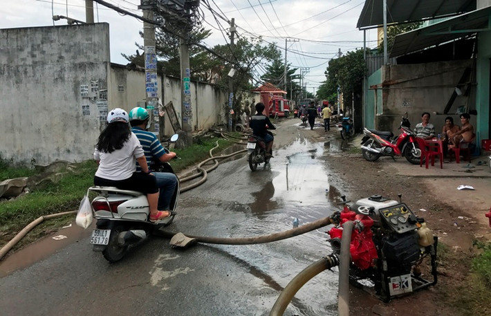 Đến gần 15h ngày 1/8, hàng chục chiến sĩ Cảnh sát PCCC huyện Bình Chánh, TP HCM vẫn đang phun nước vào khu vực cháy tại công ty TNHH sản xuất và thương mại Tuấn Thông để dập tắt hoàn toàn đám cháy. 