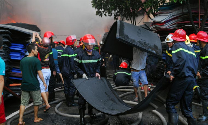 Đến 10h sáng nay (1/8), sau hơn 6 tiếng đồng hồ hoành hành, đám cháy xưởng nhựa ở Sài Gòn tại Công ty TNHH SX và TM Tuấn Thông, đường Võ Văn Vân, xã Vĩnh Lộc B, huyện Bình Chánh, TP HCM đã cơ bản được khống chế. Tuy nhiên, hàng chục chiến sĩ cứu hỏa vẫn đang tiếp tục phun nước để tránh đám cháy bùng phát trở lại.
