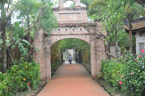 3. Khu nhà vườn cổ triệu đô của đại gia Quảng Nam Trong khu vườn nhà cổ triệu đô của cha con ông Lê Văn Tăng (Điện Bàn, Quảng Nam), mỗi ngôi nhà đều độc đáo và mới lạ nhờ kèm theo một lý lịch của từng chủ nhân và từng vùng miền đặc trưng. Ảnh: Vietnamnet.
