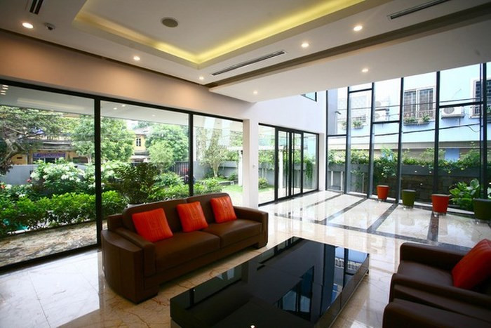 Hình khối và chi tiết kiến trúc hiện đại, năng động. Các khoảng hiên xinh xắn nép dưới mái, đan cài cây xanh, mặt nước. Ảnh: GĐ&XH.