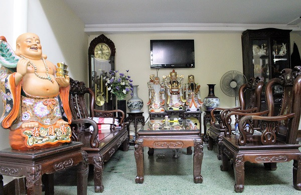 Ngôi nhà có kiến trúc Pháp cổ thể hiện ở kiểu cầu thang gỗ, nhà nhiều phòng, những chiếc cột to và cao với nhiều ô cửa. Ảnh: reatimes.vn.