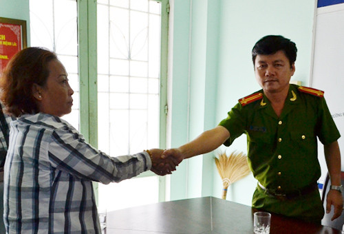 6. Dân đứng đón xe bị công an đánh vì lầm tưởng là.... gái mại dâm Sáng ngày 3/12, trung tá Nguyễn Cường, Trưởng Công an phường Mỹ An, quận Ngũ Hành Sơn (TP. Đà Nẵng) đã thay mặt toàn đơn vị đứng ra trực tiếp xin lỗi đối với bà Nguyễn Thị Kh. (57 tuổi, trú quận Thanh Khê, Đà Nẵng), do trước đó bà bị một chiến sĩ công an đánh vào chân. Trước đó khoảng 19h30 tối 28/11, nghi ngờ người phụ nữ cầm theo mũ bảo hiểm đứng bên đường là gái bán dâm, trung úy Phương đã dùng gậy cao su đánh vào mông và chân người này gây bầm tím.