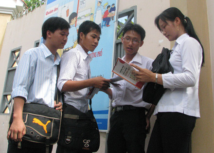 4. Chính thức áp dụng mức thu học phí mới Theo Nghị định số 86/2015/NĐ-CP ngày 2/10/2015 quy định về cơ chế thu, quản lý học phí từ nay đến năm 2021, mức học phí mới sẽ chính thức có hiệu lực kể từ ngày 1/12. Theo đó, mức học phí sẽ được điều chỉnh tăng tại tất cả các cấp học từ bậc mầm non tới bậc đại học. Theo ông Bùi Hồng Quang Phó Vụ trưởng Vụ Kế hoạch tài chính - Bộ GD-ĐT, học phí mầm non, phổ thông vẫn tăng bình quân hàng năm theo chỉ số giá tiêu dùng. Học phí đại học chương trình đại trà tại trường chưa tự chủ tăng 10%, tăng chậm hơn giai đoạn 2011-2015 (trước đây khoảng 20%/năm).