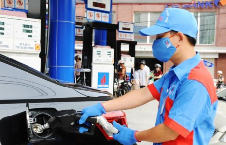 7. Xăng tiếp tục giảm 258 đồng/lít từ 15h ngày 3/12 Từ 15h ngày 3/12, giá xăng RON 92 và xăng E5 được điều chỉnh giảm 258 đồng/lít, dầu Diesel 0.05S giảm 283 đồng/lít, dầu hỏa giảm 446 đồng/lít và dầu mazut 180CST 3.5S giảm 384 đồng/kg. Cụ thể, giảm giá xăng RON 92 258 đồng xuống còn 16.796 đồng/lít; xăng E5 giảm 258 đồng xuống 16.301 đồng/lít; dầu diesel giảm 283 đồng xuống còn 13.230 đồng/lít; dầu hoả giảm 446 đồng/lít xuống 12.201 đồng/lít; dầu mazut giảm 384 đồng xuống 9.104 đồng/kg.
