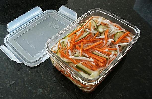 Nguyên liệu để làm món này gồm dưa chuột, cà cốt, củ cải, muối, đường, giấm, nước lọc, và tỏi. Sau khi hòa tan hỗn hợp muối, đường, giấm, tỏi và nước lọc, cho tất cả củ quả vào bóp nhẹ cho thấm đều. Ảnh: Little Corner of Mine.