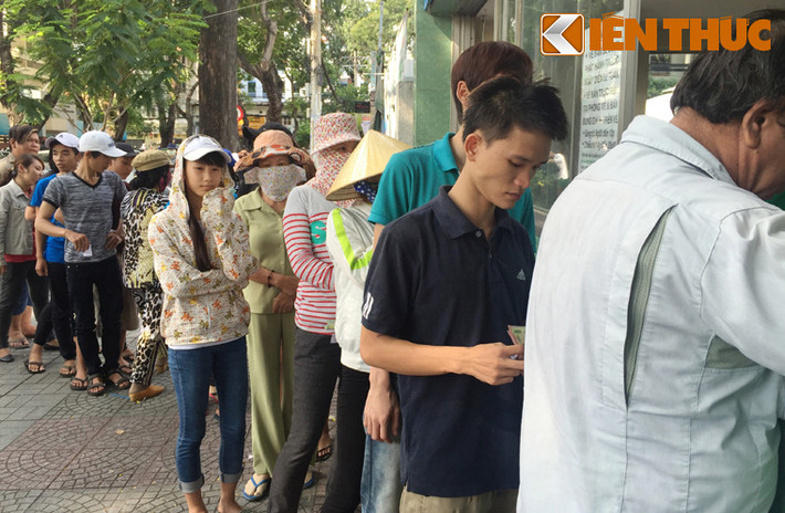 Theo ông Huỳnh Anh Tuấn, giám đốc sân khấu kịch Idecaf cho biết: "Để tránh tình trạng phe vé chợ đen sân khấu đã tổ chức bán vé đúng giờ, ai đến trước được phát số thứ tự và mua đến khi hết số lượng 200 vé phát ra".