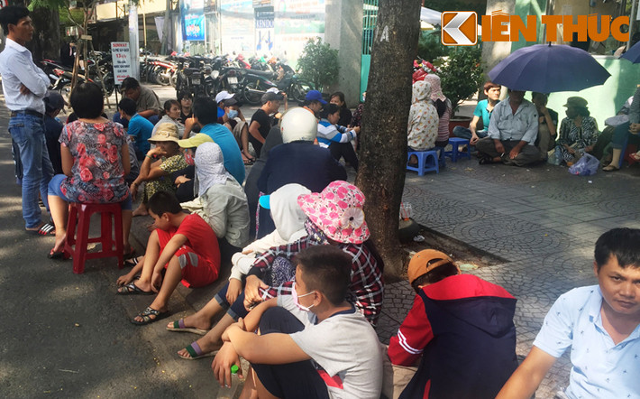 Suốt nhiều tháng qua, người qua lại trên tuyến đường Trần Cao Vân, quận 1, TP HCM khá bất ngờ khi nhìn thấy cảnh hàng trăm khán giả cứ vào khoảng giữa tuần là đến đứng, ngồi trước phòng vé nhà thiếu nhi quận 1 bất kể thời tiết trời nắng hay mưa.