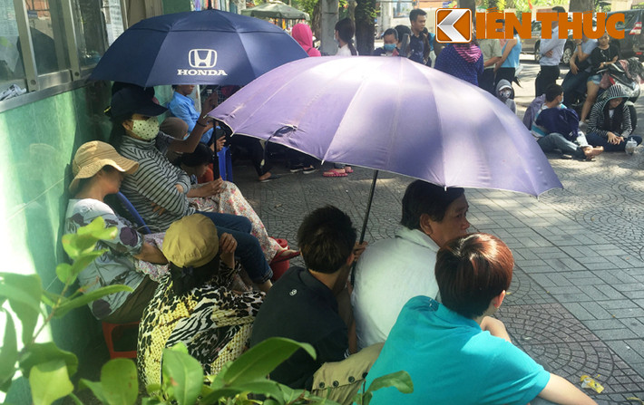 Theo tìm hiểu của PV, vở kịch thiếu nhi "Tấm Cám" với phần biểu diễn xuất sắc của NSƯT Thành Lộc (vai Cám) và Hữu Châu (vai mẹ Cám) cùng các nghệ sĩ tài năng của sân khấu kịch Idecaf đã được công diễn từ nhiều năm trước. Tuy nhiên từ trước tết đến mùa hè năm nay, vở kịch được tái diễn vẫn thu hút khán giả đến "cháy vé".