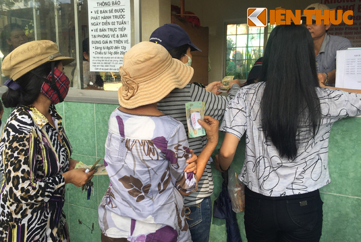 Nhiều khán giả cho biết phải mất nhiều lần đến xếp hàng để mua vé cho con, em mình xem vở kịch nhân dịp hè. Tuy nhiên rất khó để mua được vì khi đến nơi đã có hàng trăm người chờ sẵn".