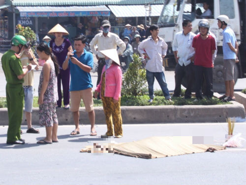 2. Cụ ông bị tai nạn giao thông khi đang băng đường đi khám bệnh Khoảng 10h sáng ngày 7/9, ông Nguyễn Văn Xuân (60 tuổi, ngụ KP. Bình Dương, P.Long Bình Tân) đang băng qua đường trên quốc lộ 51 (đoạn qua KP. Bình Dương, P.Long Bình Tân, TP Biên Hòa, Đồng Nai), để sang phòng khám đối diện khám bệnh thì bất ngờ xe ô tô tải BKS 49C – 068.99 lao tới. Cú va chạm mạnh với xe tải khiến ông Xuân ngã xuống đường và bị xe cán tử vong tại chỗ.
